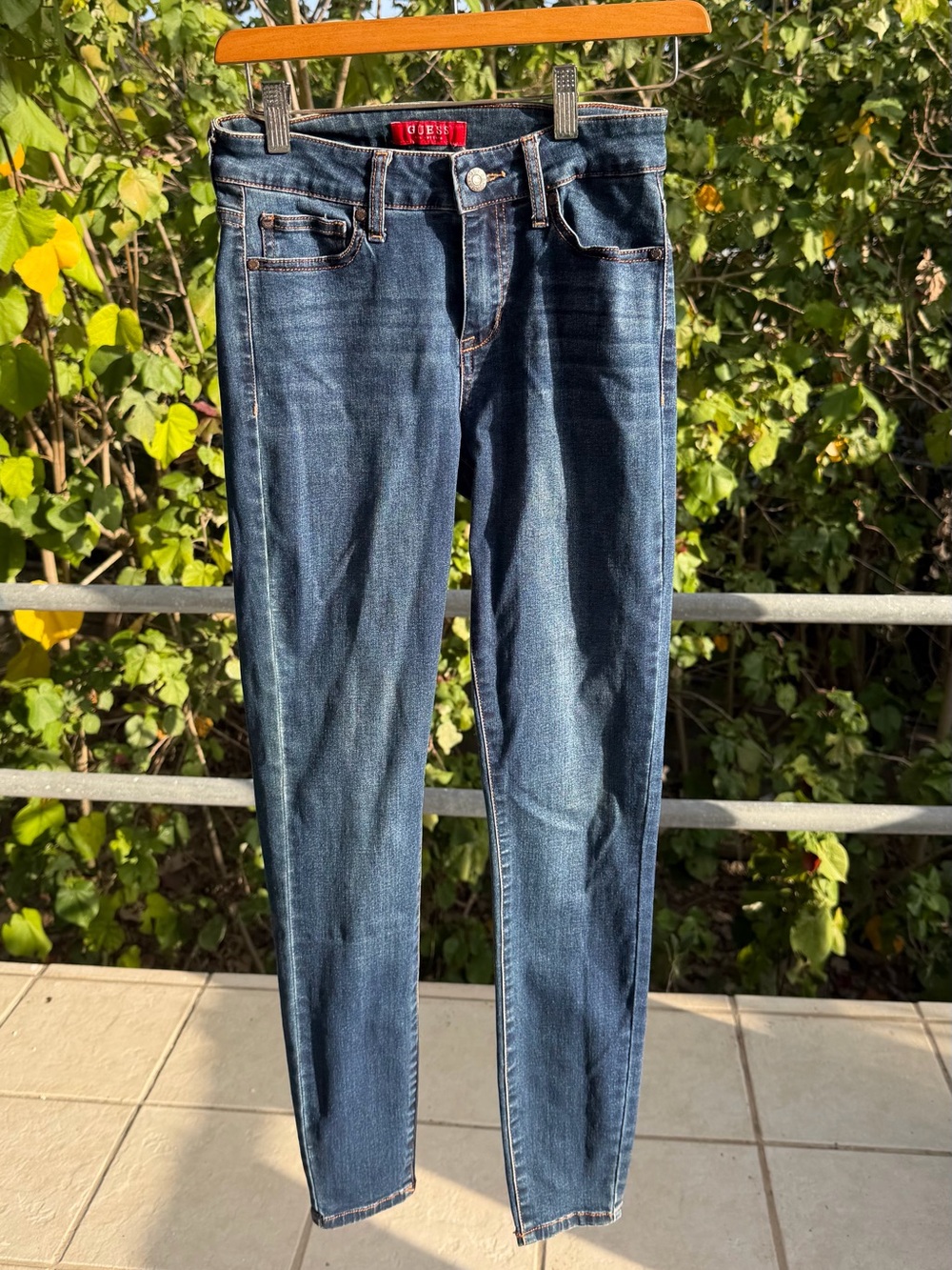 GUESS Women's Skinny Jeans in Dark Blue Wash Size 26
